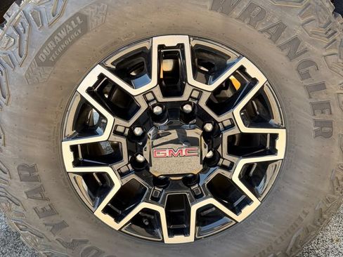 Used 2025 GMC Sierra 2500 AT4X AWD/4WD image 28