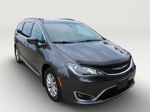 Used 2017 Chrysler Pacifica Touring-L FWD image 12