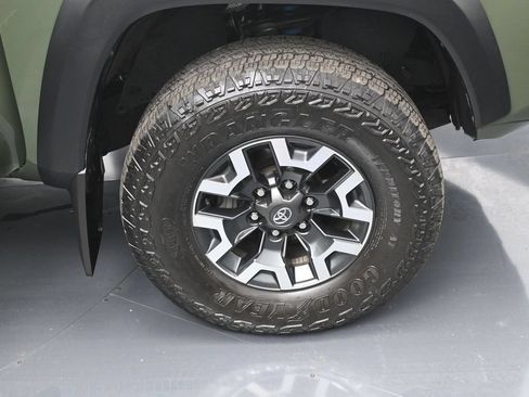 Used 2022 Toyota Tacoma TRD Off-Road w/ TRD Premium Off Road Package AWD/4WD image 38