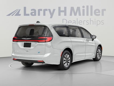 Used 2024 Chrysler Pacifica Limited FWD image 2