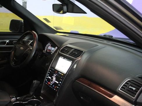 Used 2018 Ford Explorer Platinum AWD/4WD image 12