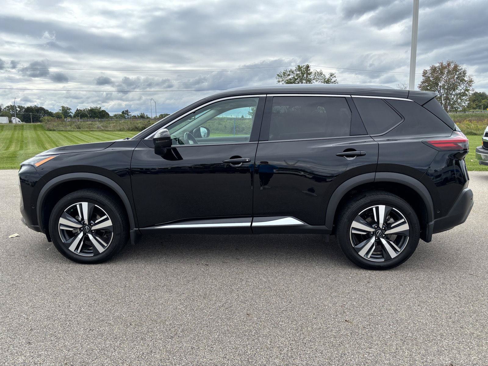 Used 2023 Nissan Rogue SL w/ SL Premium Package AWD/4WD image 2
