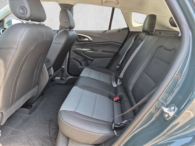 Used 2025 Chevrolet Trax LT w/ LT Convenience Package FWD image 17
