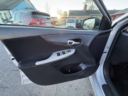 Used 2010 Toyota Corolla 4dr Sdn Auto S (Natl) image 12