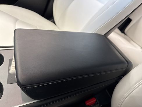 Used 2022 Tesla Model Y Long Range image 33