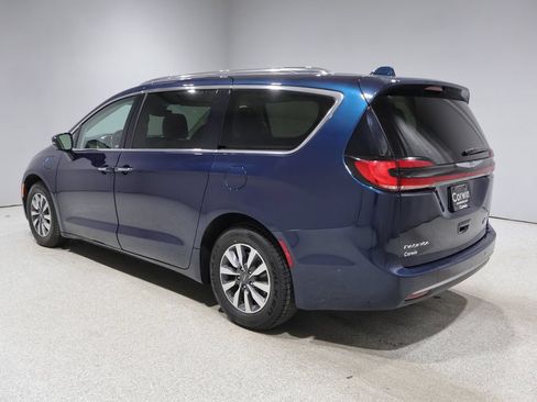 Used 2021 Chrysler Pacifica Touring-L FWD image 4