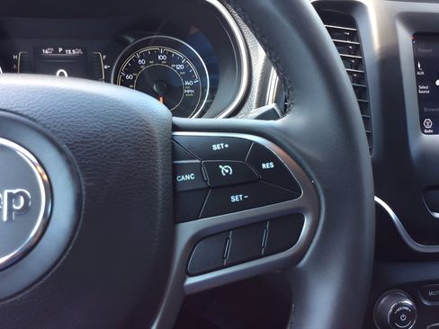Used 2020 Jeep Cherokee Latitude Plus FWD image 23