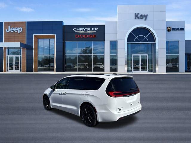 Used 2025 Chrysler Pacifica Limited FWD image 3