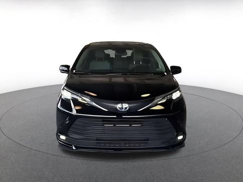Used 2025 Toyota Sienna XLE FWD image 4