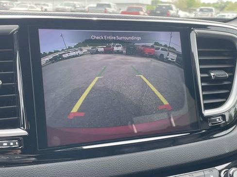 Used 2025 Chrysler Pacifica Select FWD image 18