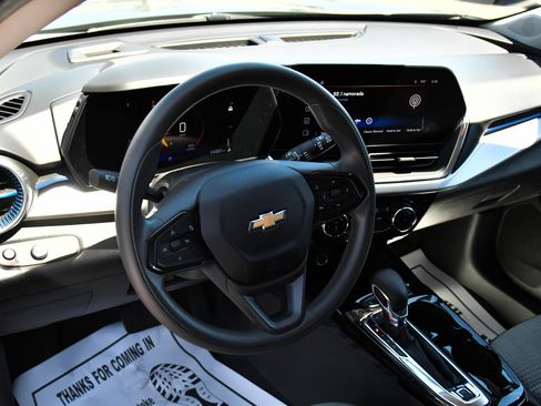 Used 2025 Chevrolet Trax LT FWD image 14