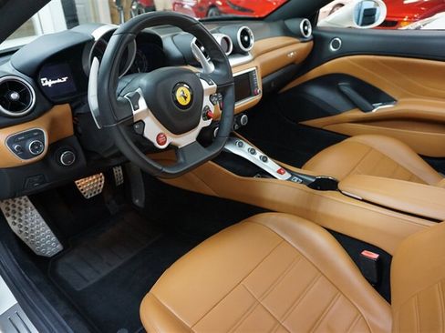 Used 2017 Ferrari California T RWD image 2