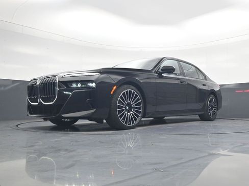 Used 2025 BMW 760i xDrive w/ Executive Package image 27