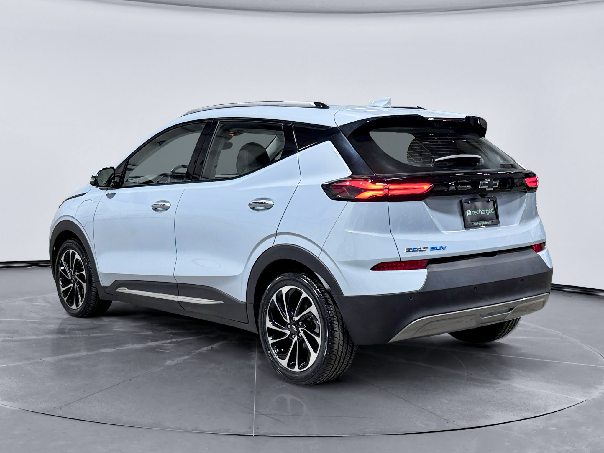 Used 2022 Chevrolet Bolt EUV Premier w/ Sun & Sound Package FWD image 2