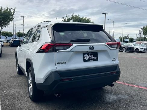 Used 2021 Toyota RAV4 LE AWD/4WD image 9