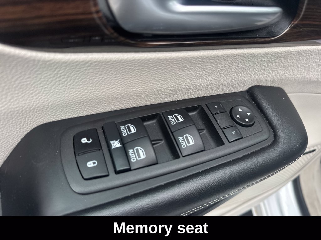 Used 2022 Chrysler Pacifica Limited AWD/4WD image 12