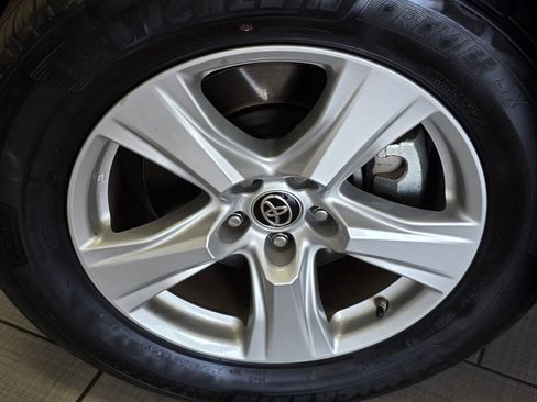 Certified 2025 Toyota Highlander LE FWD image 7