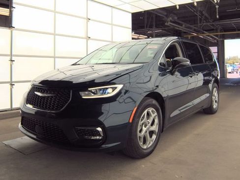 Used 2024 Chrysler Pacifica Limited FWD image 1