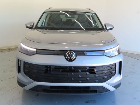 New 2025 Volkswagen Tiguan SE image 10