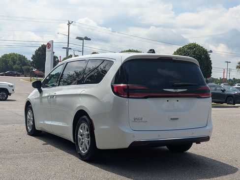 Used 2023 Chrysler Pacifica Touring-L FWD image 5