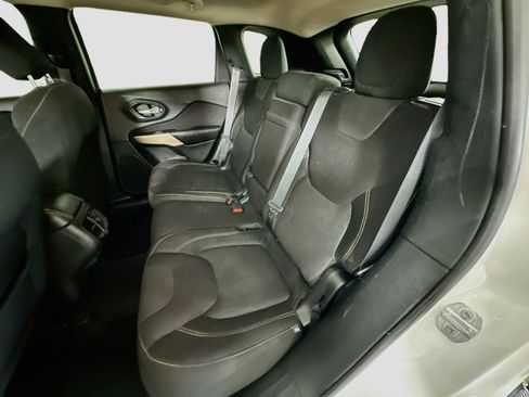 Used 2017 Jeep Cherokee Latitude w/ Safety/Convenience Group FWD image 27