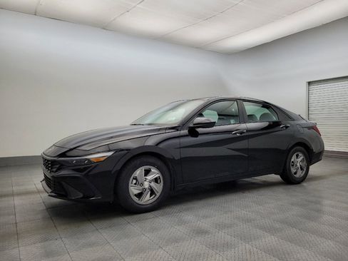 Used 2025 Hyundai Elantra SE image 2