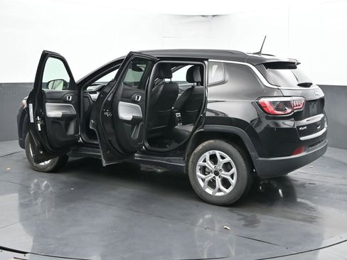 Used 2025 Jeep Compass Latitude image 36