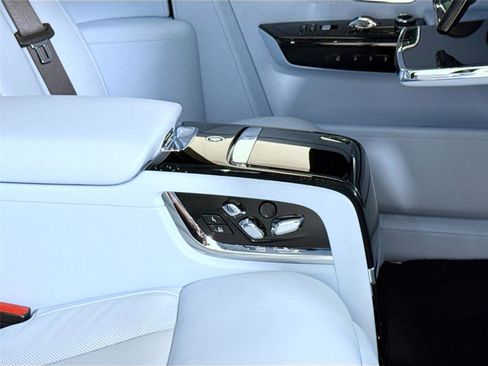 Used 2024 Rolls-Royce Phantom Sedan image 39