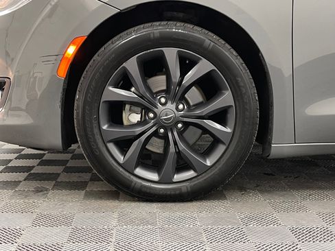 Used 2020 Chrysler Pacifica Touring-L Plus w/ S Appearance Package FWD image 14
