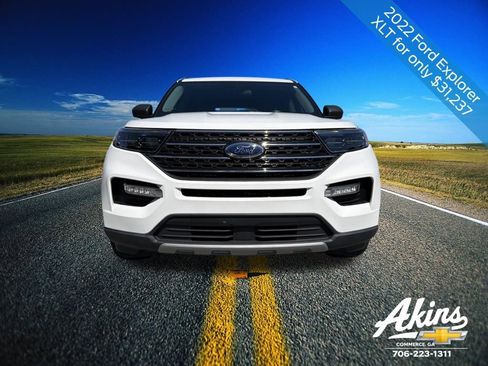 Used 2022 Ford Explorer XLT w/ Equipment Group 202A image 3