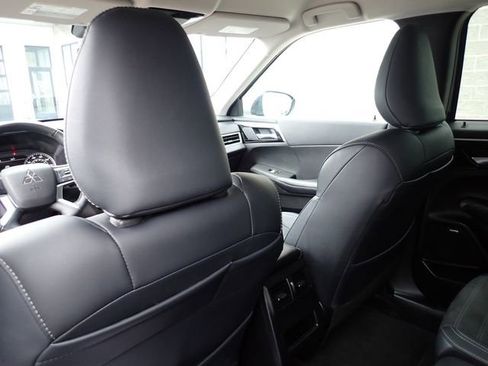 Used 2025 Mitsubishi Outlander SE image 16