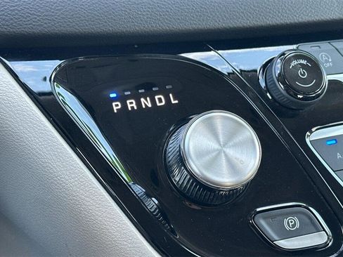 Used 2024 Chrysler Pacifica Touring-L image 22