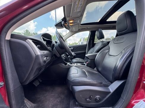 Used 2017 Jeep Cherokee Overland w/ Technology Group FWD image 10