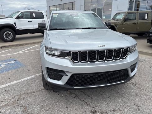 New 2026 Jeep Grand Cherokee Laredo AWD/4WD image 9