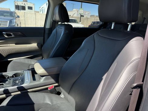 Used 2025 Kia Carnival FWD image 13