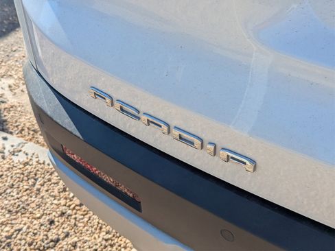 Used 2023 GMC Acadia SLT w/ Technology Package image 8