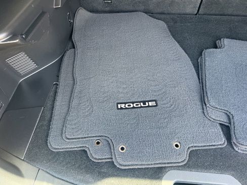 Used 2017 Nissan Rogue SV AWD/4WD image 12