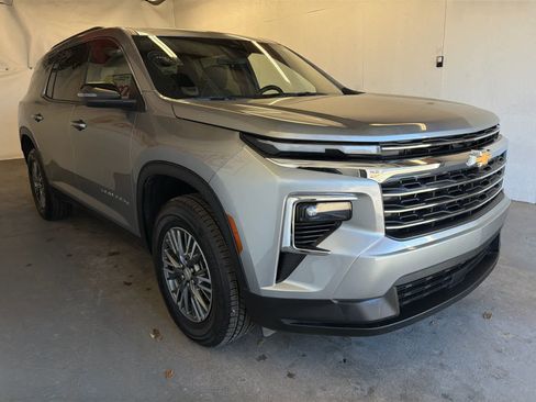 Used 2025 Chevrolet Traverse LT image 4