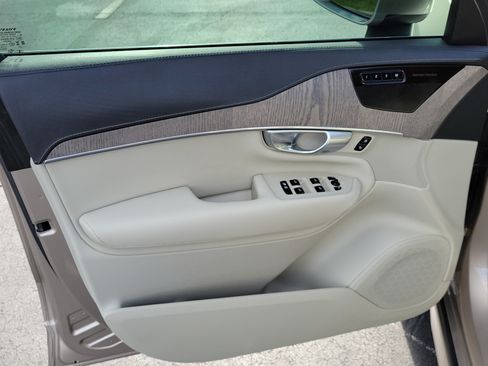 Used 2023 Volvo XC90 T8 Ultimate w/ Lounge Package AWD/4WD image 18