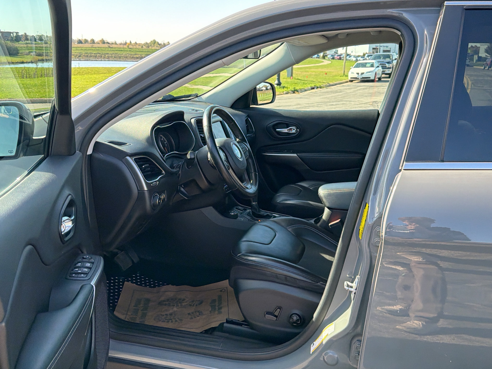 Used 2020 Jeep Cherokee Latitude Plus w/ Cold Weather Group AWD/4WD image 13