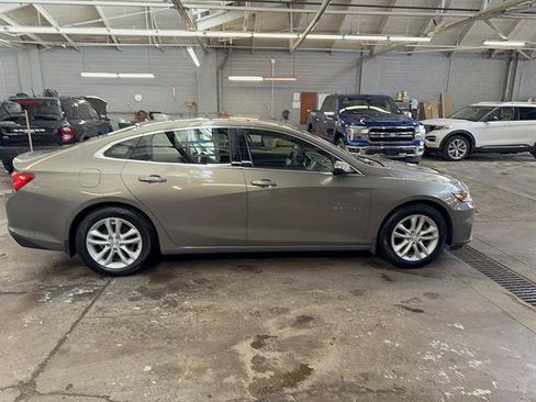 Used 2017 Chevrolet Malibu LT FWD image 5