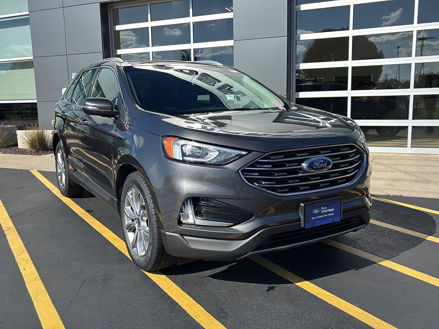 Certified 2019 Ford Edge Titanium w/ Cold Weather Package AWD/4WD image 4