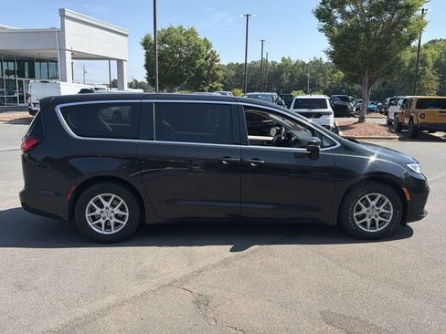 Used 2023 Chrysler Pacifica Touring-L FWD image 7