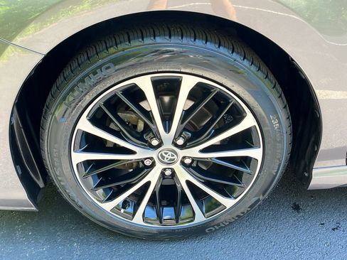 Used 2020 Toyota Camry SE w/ Sunroof Package FWD image 24