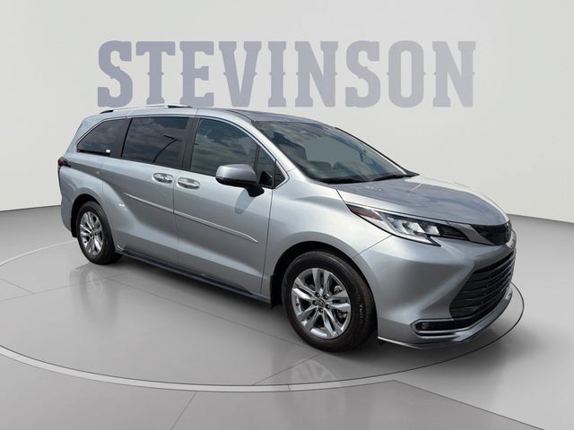 Certified 2025 Toyota Sienna Limited AWD/4WD image 7