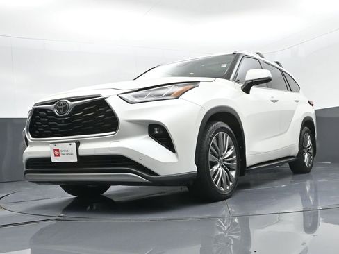 Certified 2021 Toyota Highlander Platinum image 32