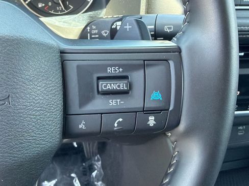 Used 2025 Nissan Rogue SV AWD/4WD image 16