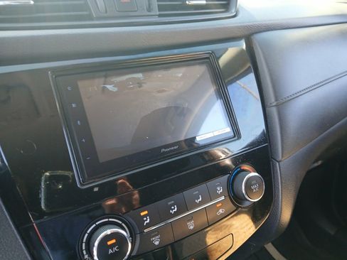 Used 2017 Nissan Rogue S AWD/4WD image 13