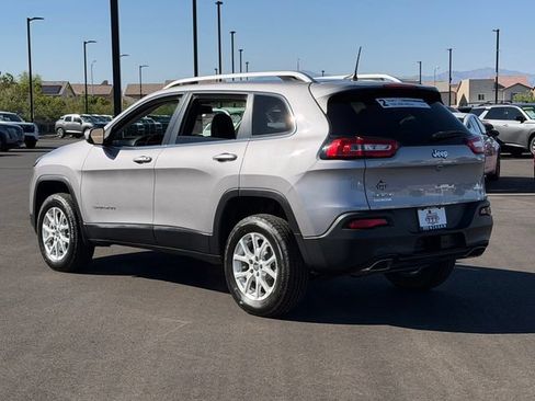 Used 2018 Jeep Cherokee Latitude Plus w/ Comfort/Convenience Group AWD/4WD image 3