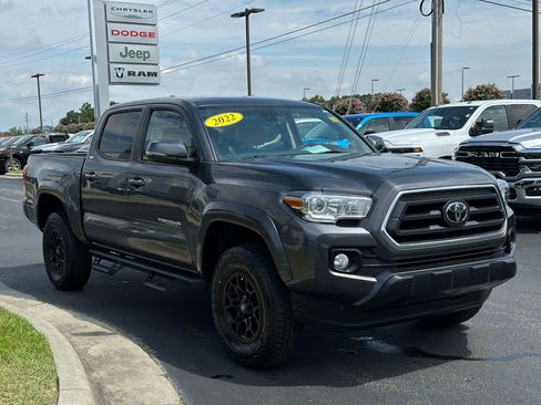 Used 2022 Toyota Tacoma SR5 w/ Technology Package RWD image 3